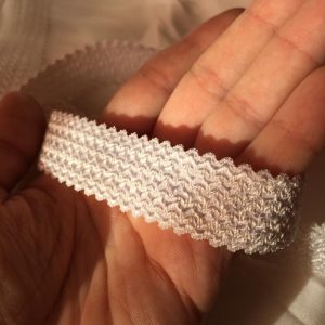 Elastic alb lucios gofrat