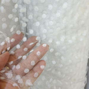 Tul cu buline mici albe