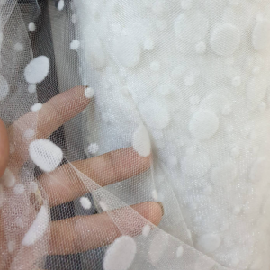 Tul cu buline albe mici si mari