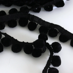 Banda neagra cu ciucuri