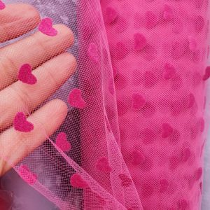 Tul roz inchis cu inimioare catifelate