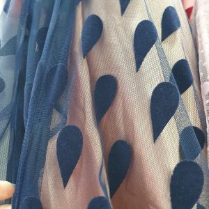 Tul elastic negru cu model picaturi catifelate