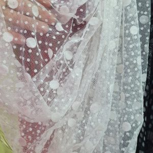 Tul elastic alb cu bulinute catifelate