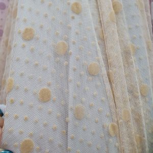 Tul elastic alb cu bulinute catifelate crem