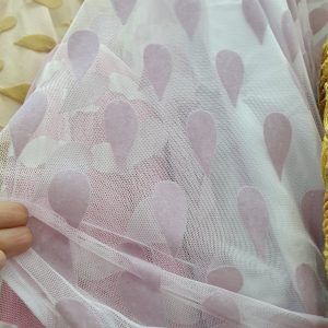 Tul elastic alb cu model picaturi catifelate lila