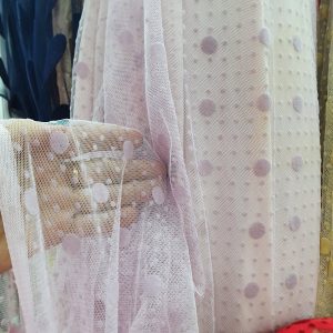 Tul elastic alb cu bulinute catifelate lila