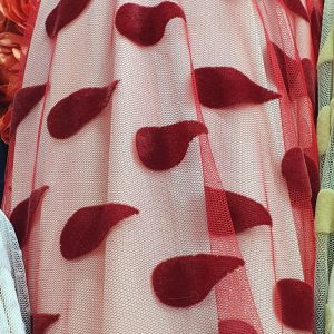 Tul elastic grena cu model picaturi catifelate