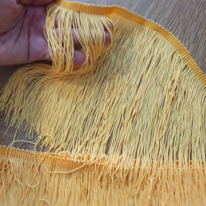 Banda franjuri lungi galben