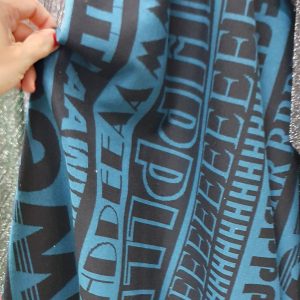 Tricot plin, cu scrisuri albastru