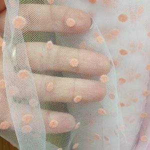 Tul fin cu buline catifelate piersica