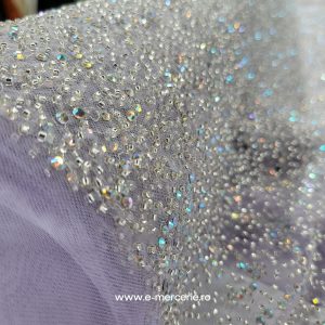 Tul lila cu margele și perle iridiscente
