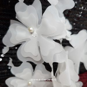 Țesătură cu flori albe voal 3d