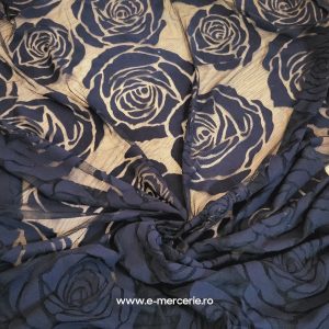 Tul negru cu trandafiri cupon