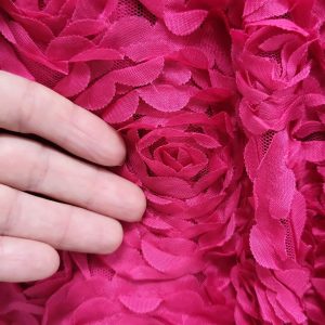 Tul fuchsia cu trandafiri aplicati