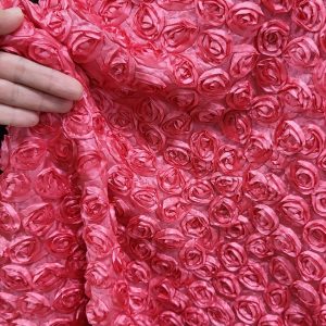 Satin corai cu trandafiri aplicati