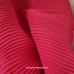 VOAL PLISAT MARUNT ROȘU