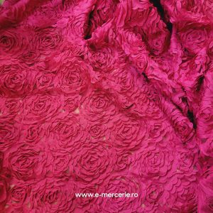 Tul fuchsia cu trandafiri aplicati
