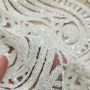 Tul alb cu model oriental paiete bordura